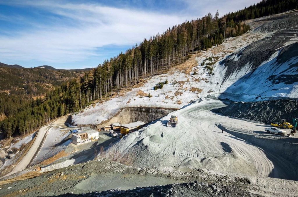 Die grüne Baustelle ist mit Schnee bedeckt